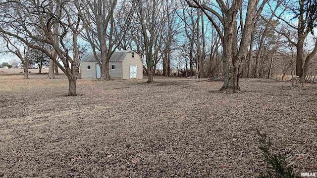 view of yard featuring an outbuilding