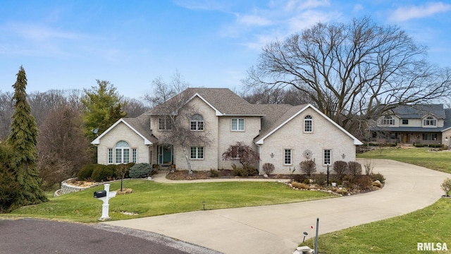 view of front facade featuring a front lawn