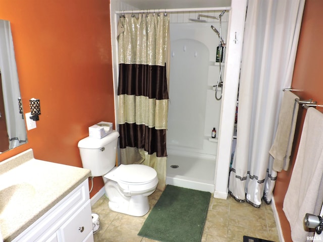 bathroom featuring a shower with shower curtain, vanity, and toilet