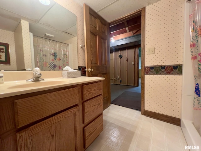 bathroom featuring a shower with curtain and vanity