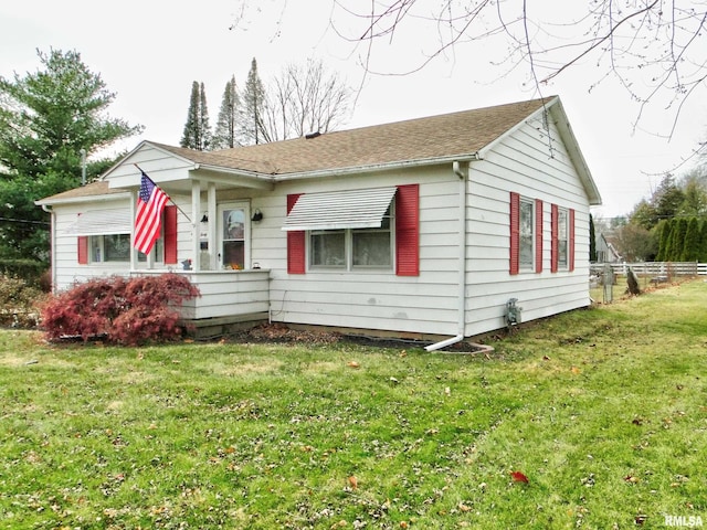 view of front of home featuring a front lawn