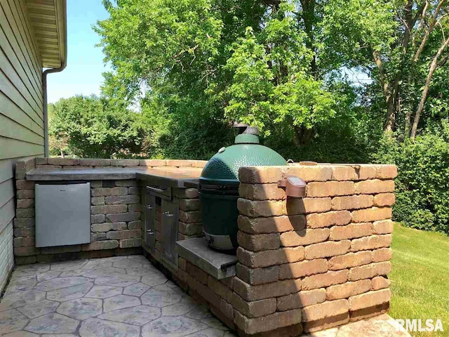 view of patio featuring an outdoor kitchen