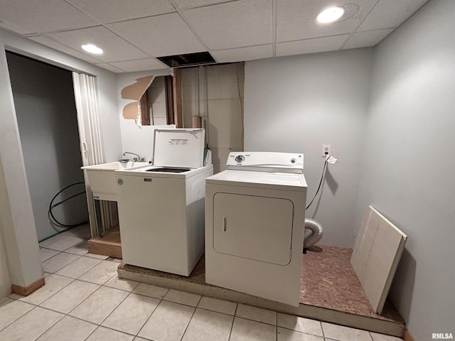 washroom featuring light tile patterned flooring and independent washer and dryer