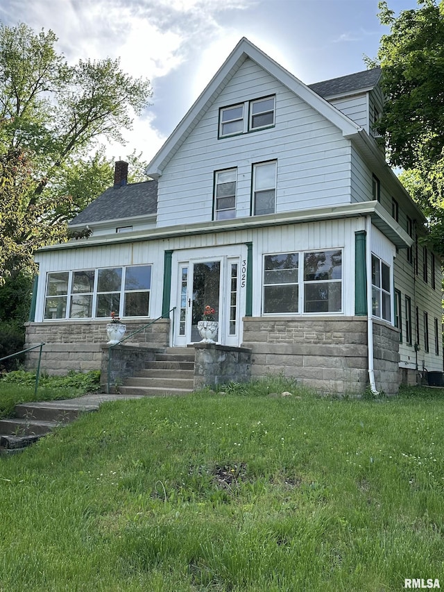 view of front of home with a front lawn