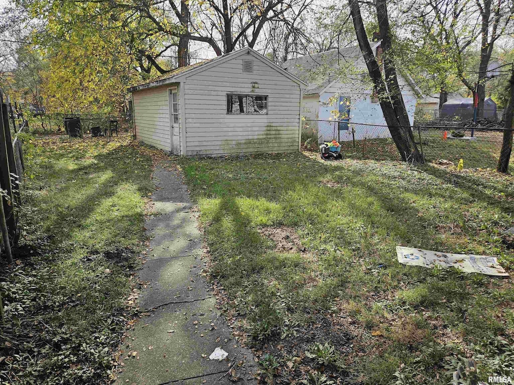 view of yard featuring an outdoor structure