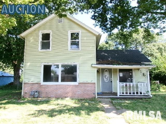 view of front of house featuring a front yard and a porch