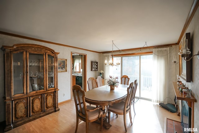 dining room featuring light hardwood / wood-style floors, a notable chandelier, and ornamental molding