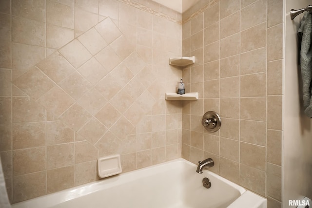 bathroom with tiled shower / bath