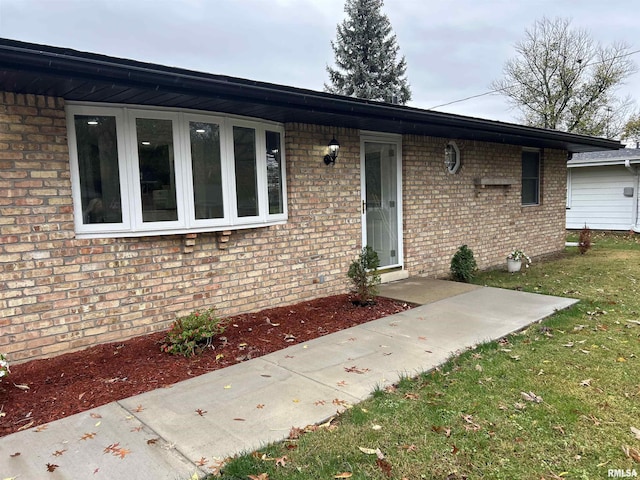 view of front facade with a front lawn