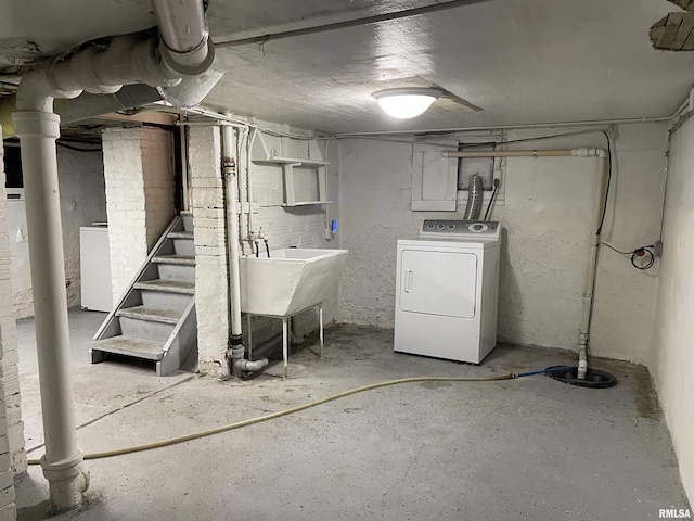 basement featuring washer / clothes dryer