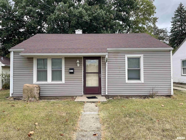 view of front of property featuring a front lawn