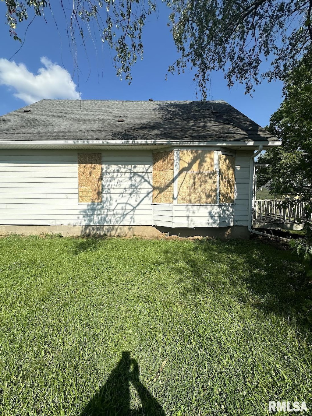 back of house featuring a lawn