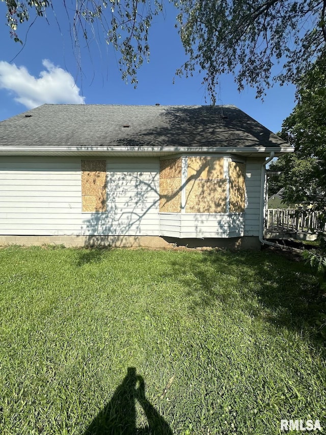 back of house featuring a lawn