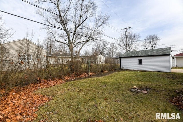 view of yard with an outdoor structure