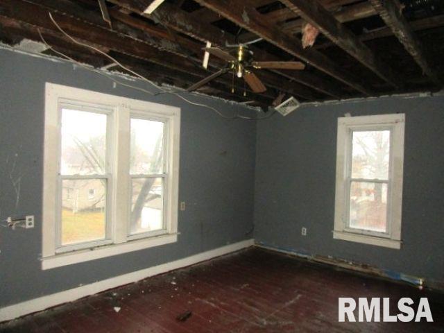 empty room featuring ceiling fan