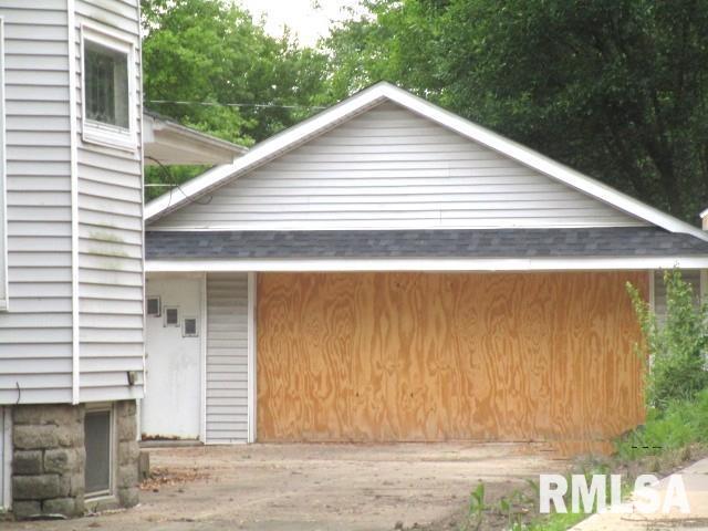 534 S Main St, Canton, IL 61520 - view of garage
