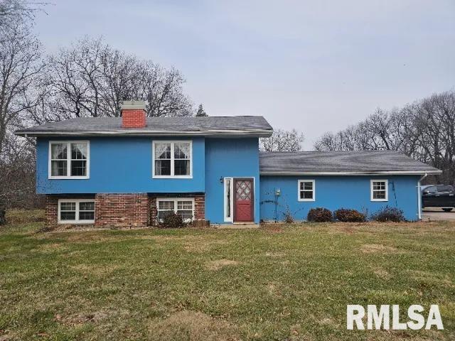 view of front of home featuring a front lawn