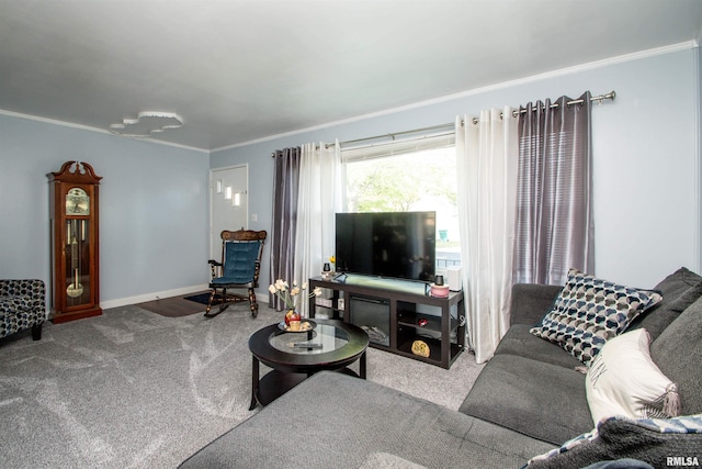 living room featuring crown molding and carpet