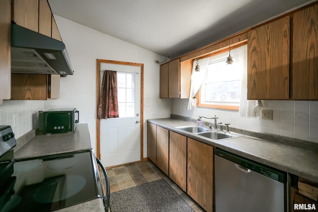 kitchen featuring sink, hanging light fixtures, vaulted ceiling, decorative backsplash, and appliances with stainless steel finishes