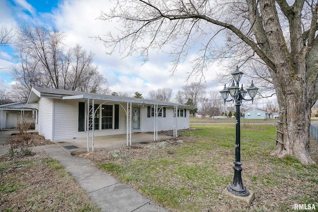 view of front of home with covered porch and a front lawn