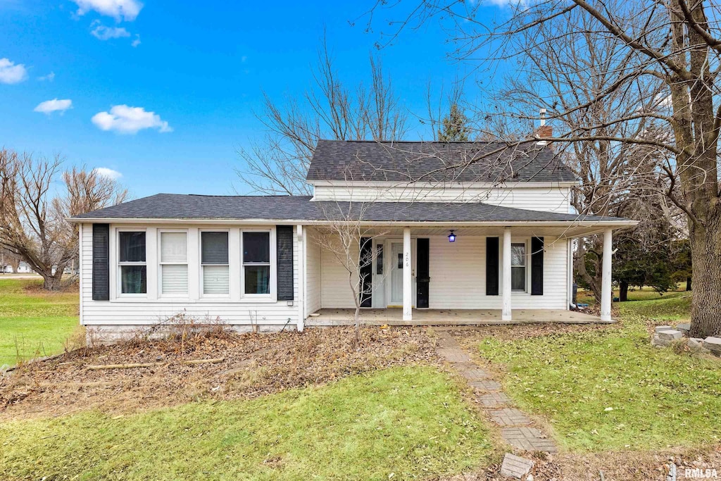 view of front of property with a shingled roof and a front yard