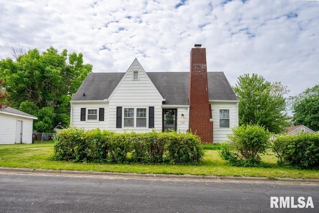 view of front facade featuring a front yard