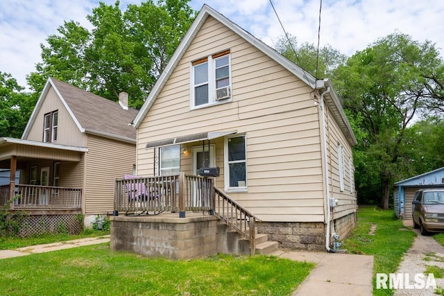 back of house featuring a yard