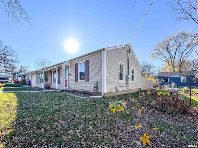 view of front facade with a front yard