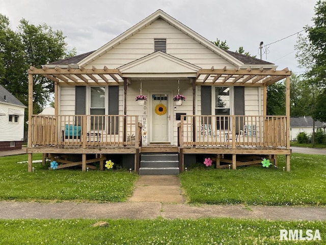 view of front facade featuring covered porch, a pergola, and a front lawn