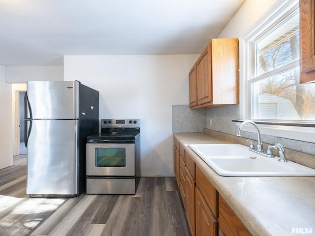 kitchen featuring dark hardwood / wood-style flooring, stainless steel appliances, backsplash, and sink