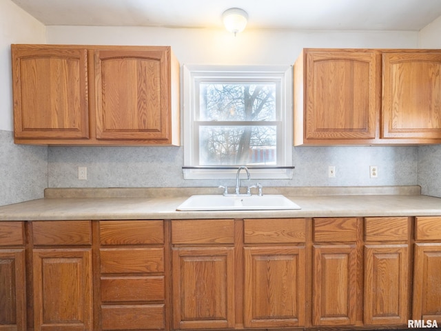 kitchen with backsplash and sink