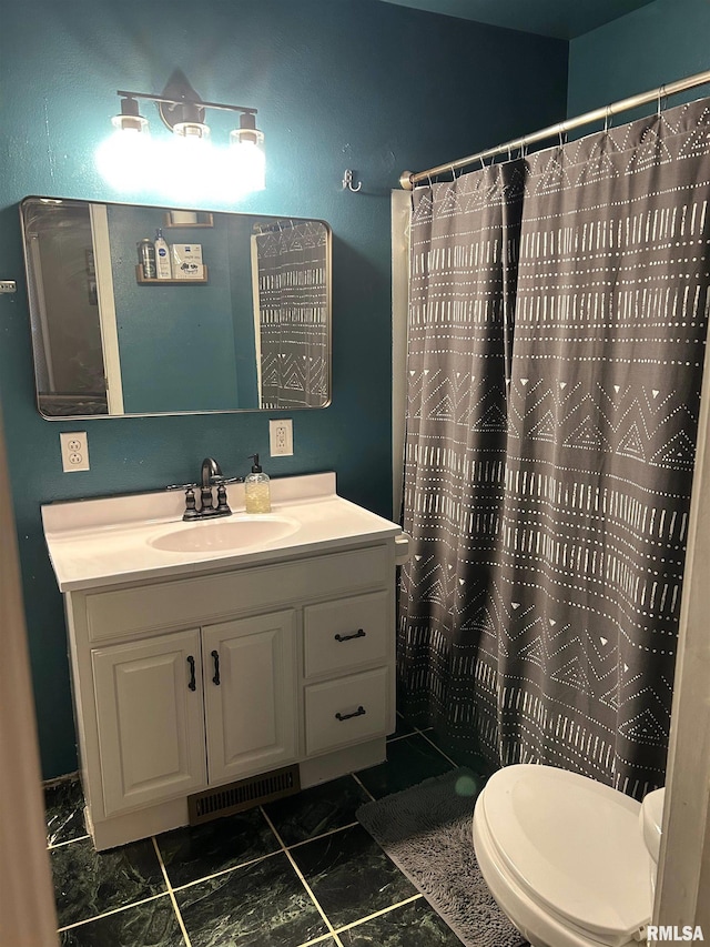 bathroom featuring a shower with shower curtain, vanity, and toilet