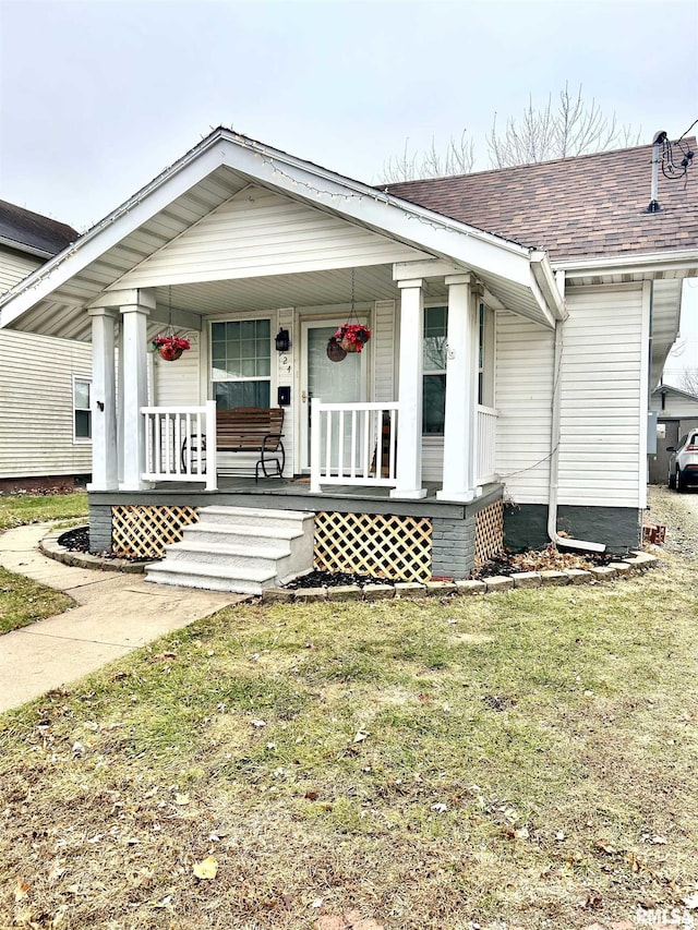 view of front facade featuring a porch and a front lawn