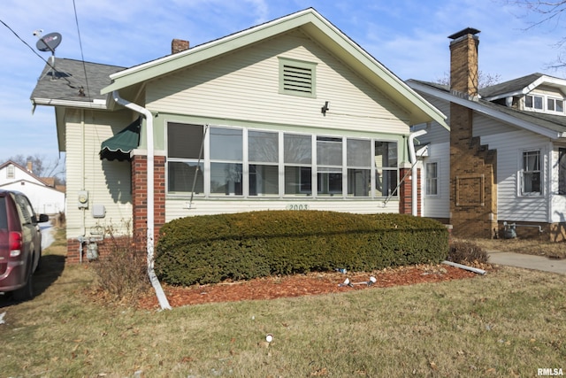 view of front of home featuring a front yard