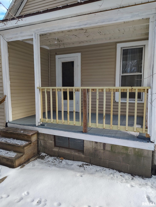 property entrance featuring a porch