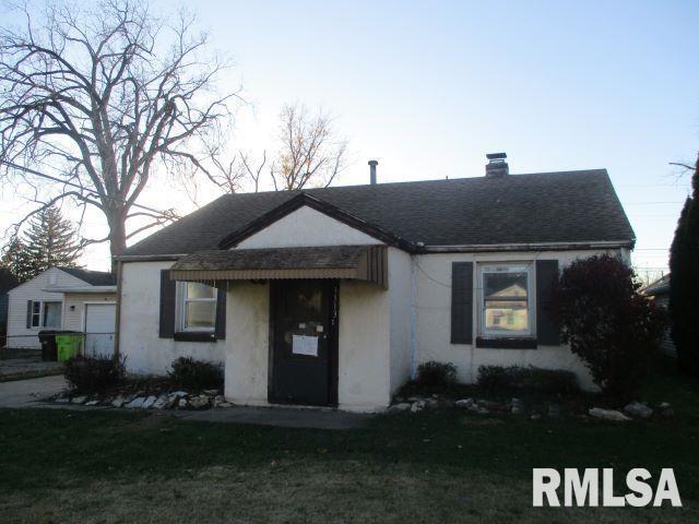 bungalow-style house with a front lawn