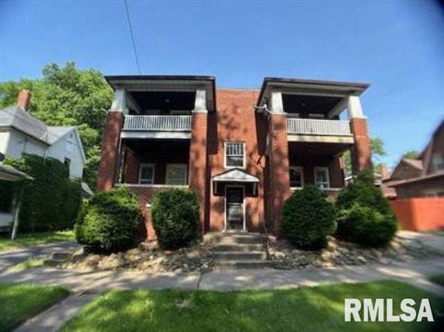 view of front of home featuring a balcony