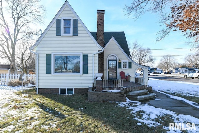 view of front facade with a yard