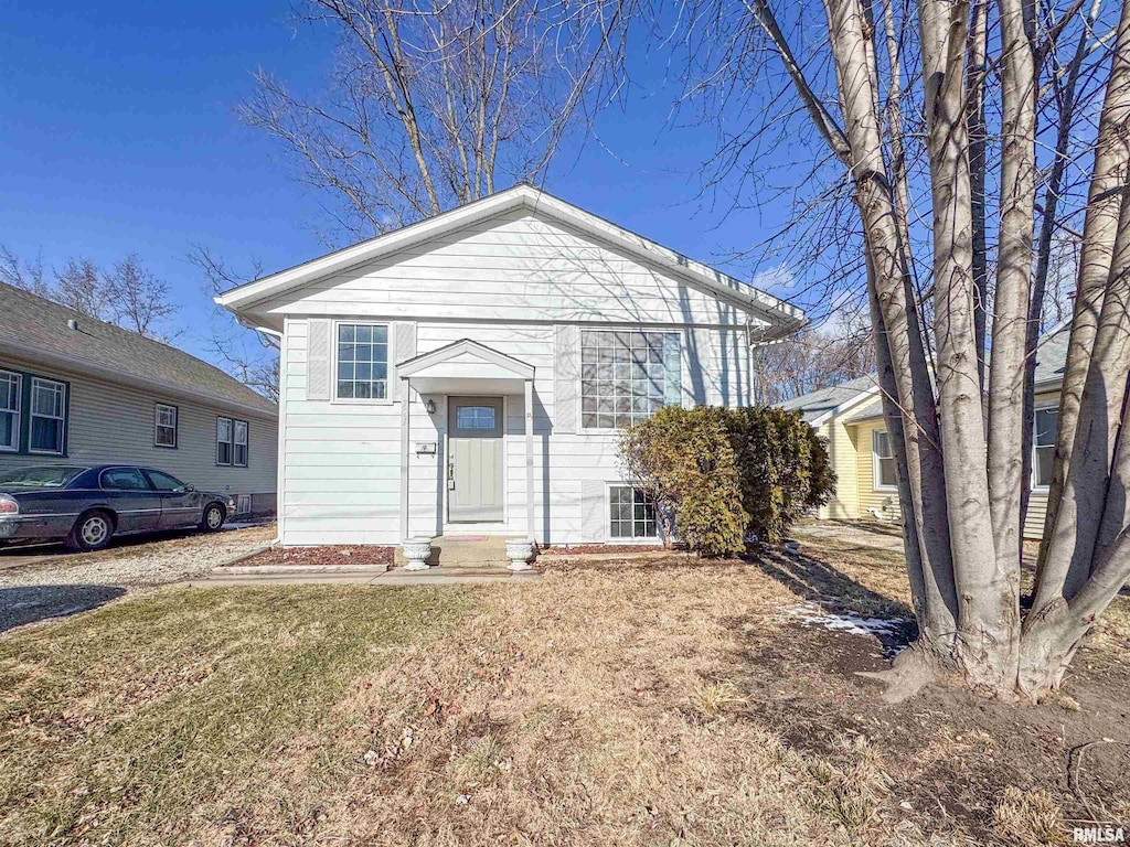 view of front of property with a front yard