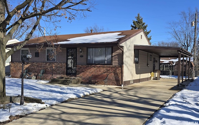 view of front facade featuring a carport