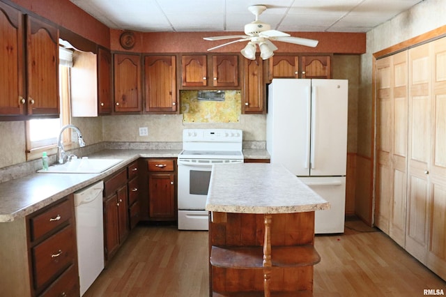 kitchen with ceiling fan, a drop ceiling, a center island, sink, and white appliances