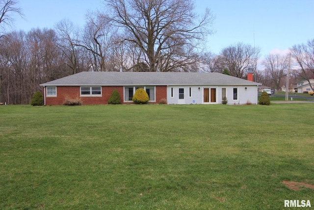 single story home featuring a front lawn