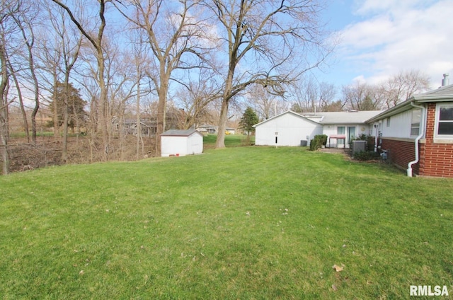 view of yard with a storage shed