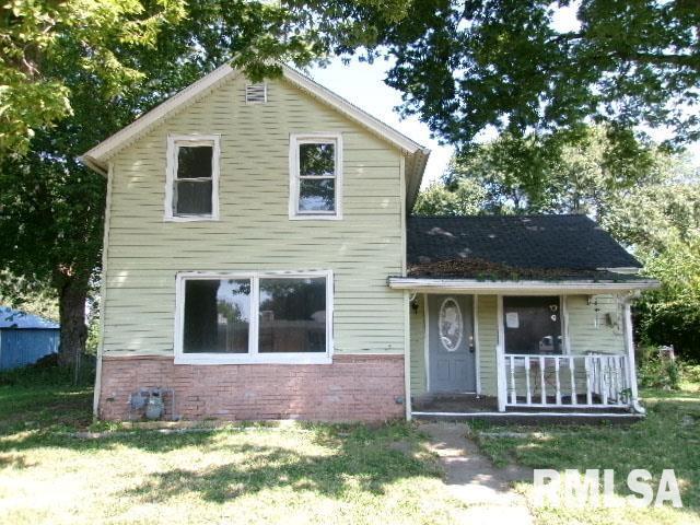 view of front of home featuring a front lawn and a porch