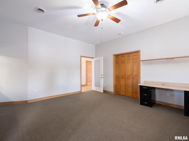 unfurnished bedroom featuring ceiling fan and a closet