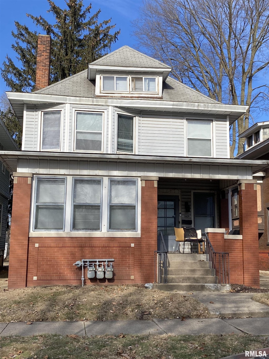 view of front of property featuring covered porch