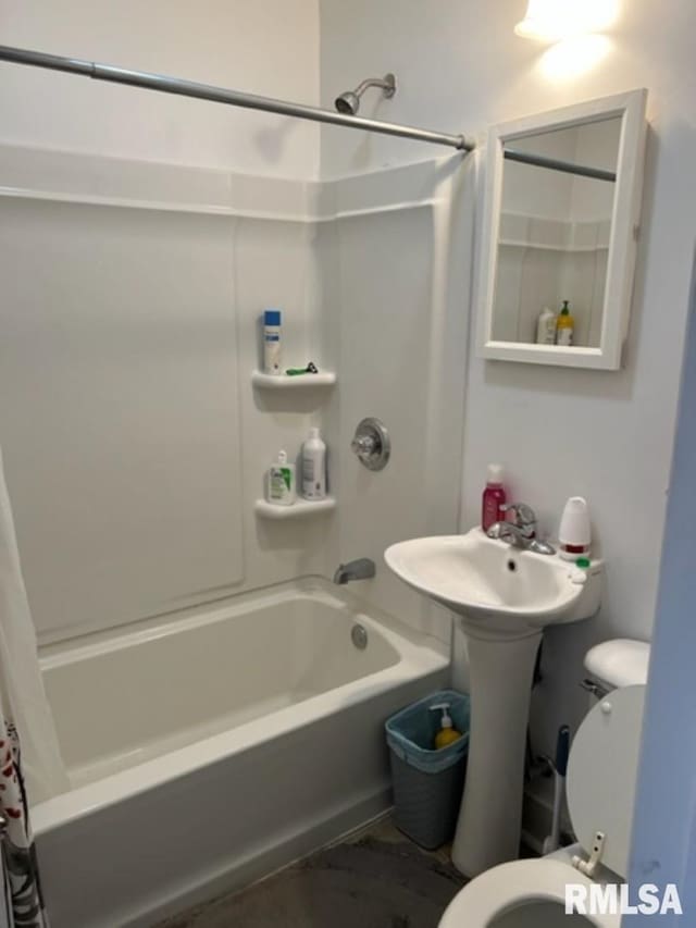 bathroom featuring toilet and shower / tub combo