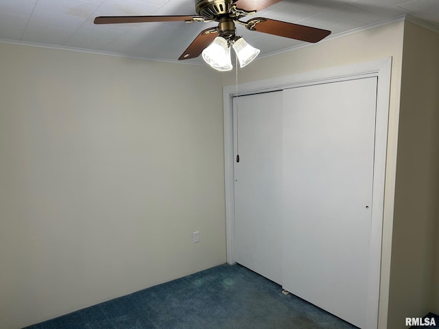 spare room with ceiling fan, crown molding, and carpet flooring