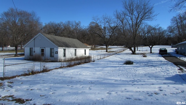 view of yard layered in snow