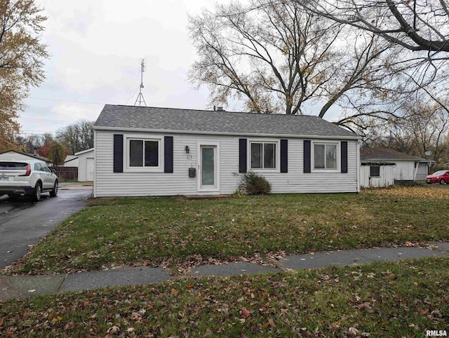 view of front facade with a front lawn